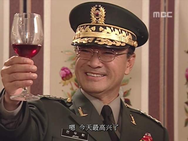 一些年轻网友可能比较熟悉韩国政治题材电视剧"共和国"系列,尤其喜欢