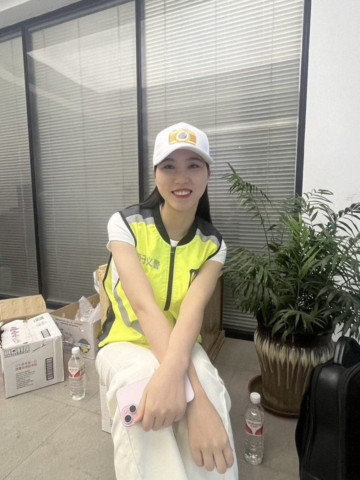 记者章卉 摄在湖光山色的映衬下,一张张幸福的笑脸被镜头瞬间定格.