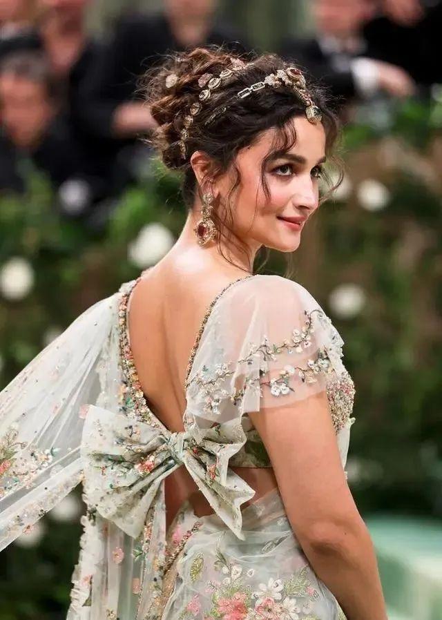 美国年度最受瞩目的红毯来了:有人惊艳,有人惊悚,我大开眼界