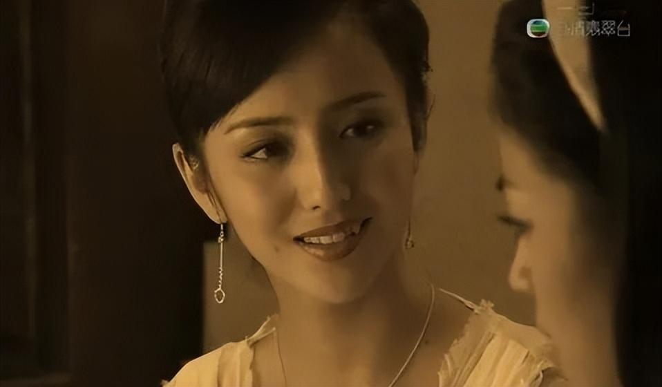 2009年,佟丽娅在家庭情感大剧《我是一棵小草》中饰演心机狡猾,爱慕