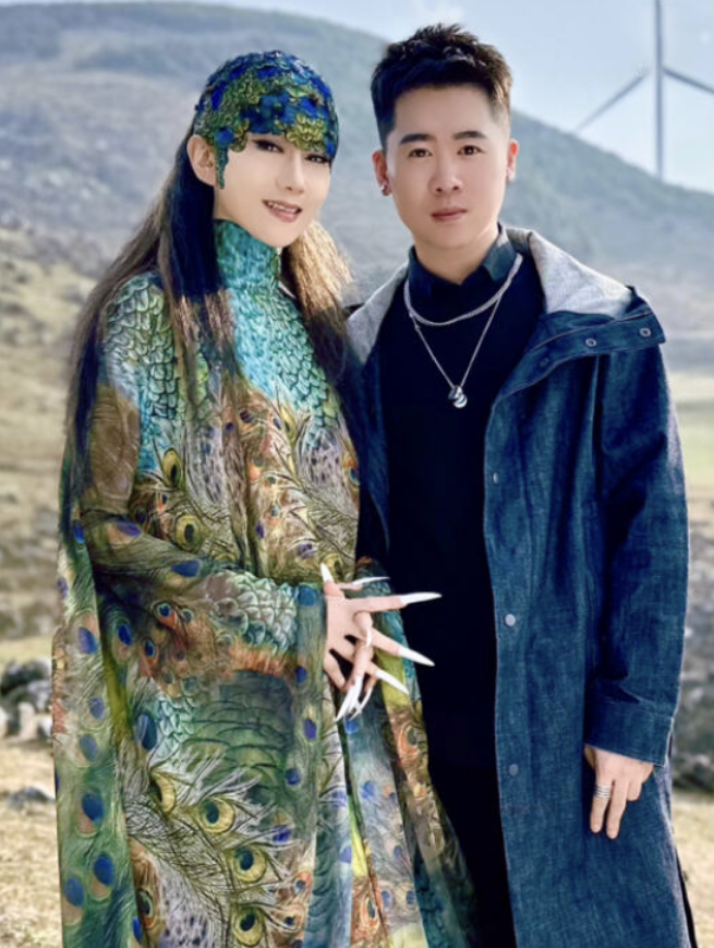 杨丽萍与化妆师一起过520男方文案太暧昧直言在一起很多年了