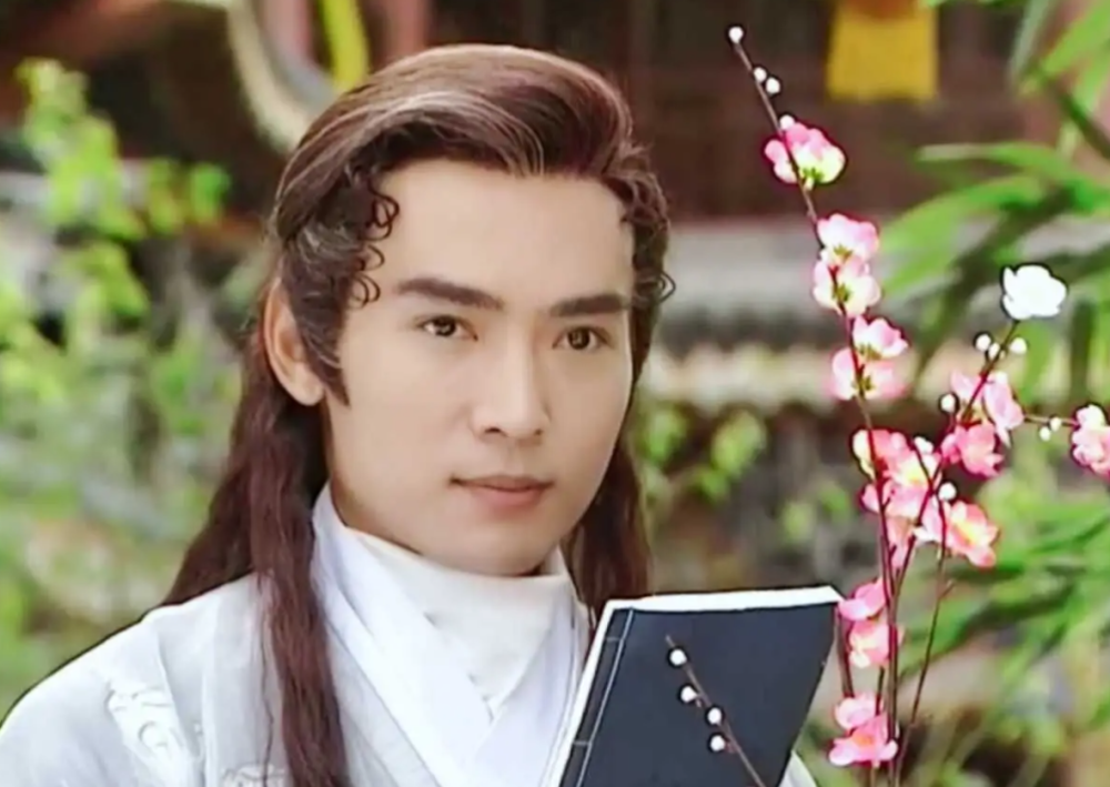 55岁焦恩俊无戏可拍,频频接露天商演捞金,脸色憔悴嘴唇乌黑_腾讯新闻