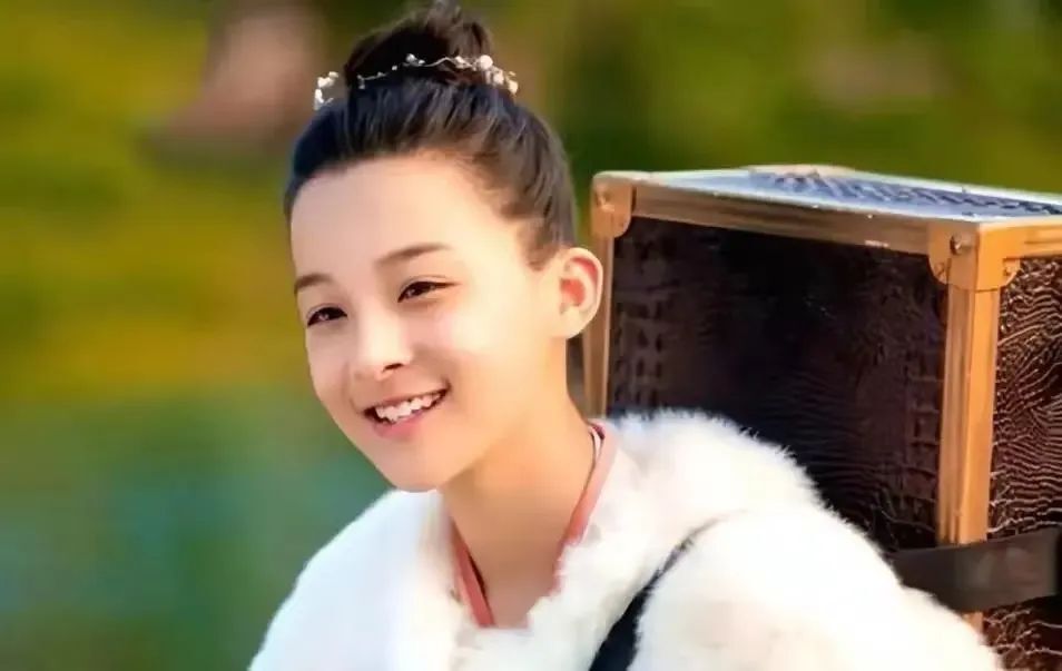 如今几年时间过去,顾语涵长大了,而且越长越好看,更没想到,她也会出演