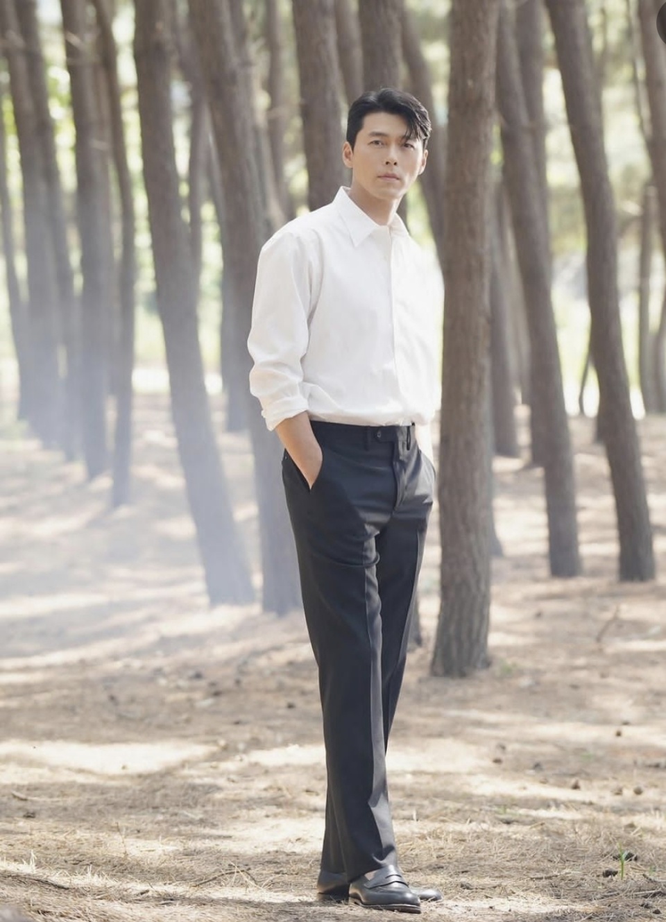 简约而不失优雅,玄彬最新广告亮相,白衬衫造型阳刚魅力十足