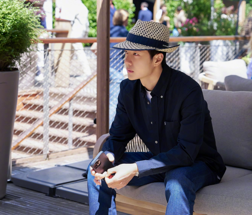 王一博最新露面依旧戴帽子,后脑疑似出现斑秃,国外看球赛散心