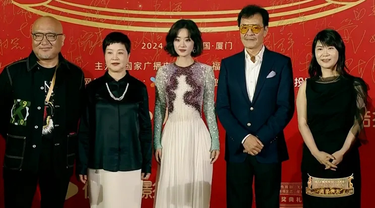 觀(guān)察者網(wǎng)：澳門(mén)一碼一肖一特大三巴飛天獎(jiǎng)紅毯：李沁會(huì)穿、唐嫣大氣，趙麗穎短發(fā)好美，靳東咋變樣了