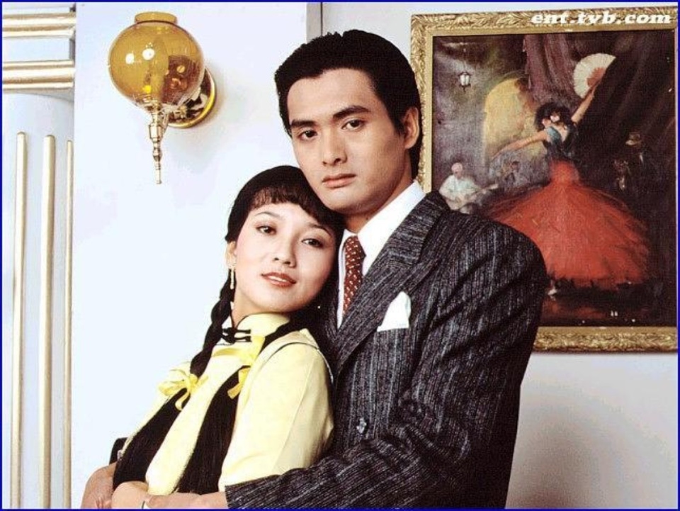 70岁赵雅芝晒与老公合照,网友调侃像父女,男方身份不简单_腾讯新闻