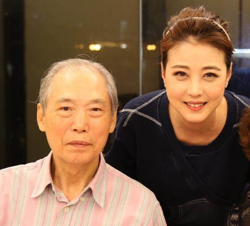 会发现她是一个相当独立的人,自从和建筑师男友分手之后,周海媚就不再