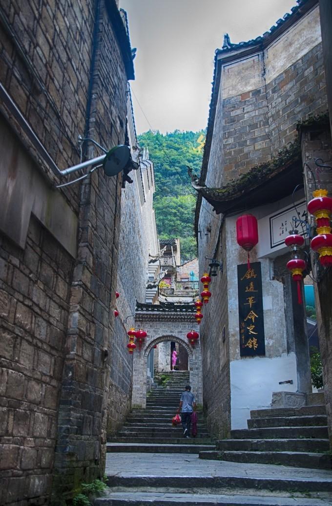 这些狭长幽深,结构复杂,交叉相连的巷子,构成了镇远古城生生不息的