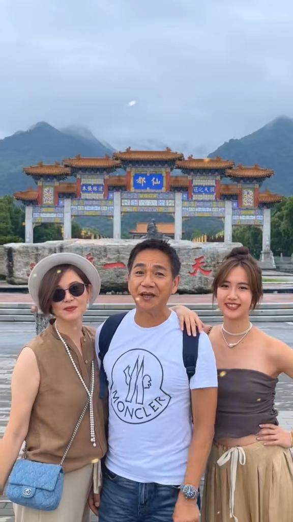 港星骆达华和女儿同框:60岁骆达华不显老,22岁女儿身材气质突出