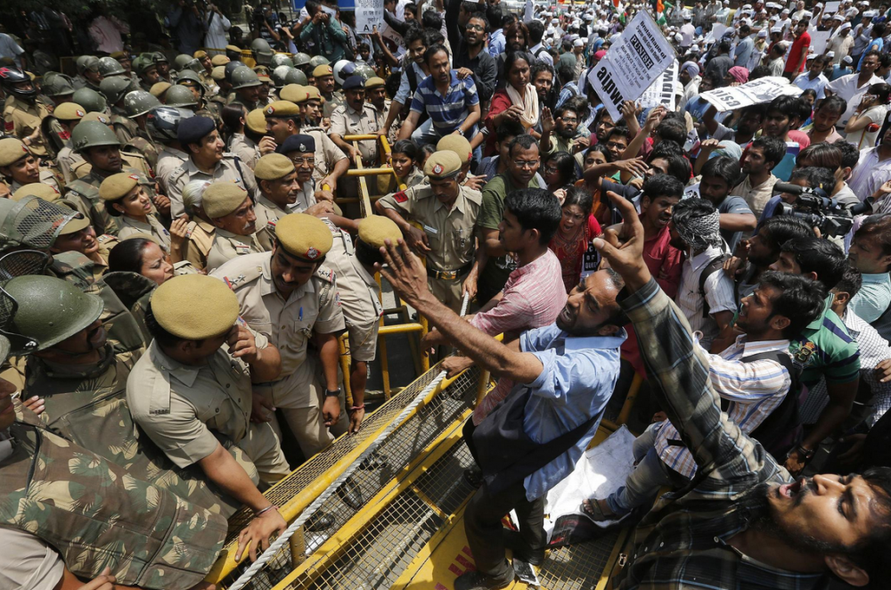 印度分裂枪声响起,莫迪派大军镇压暴乱,数以万计的人流离失所_腾讯