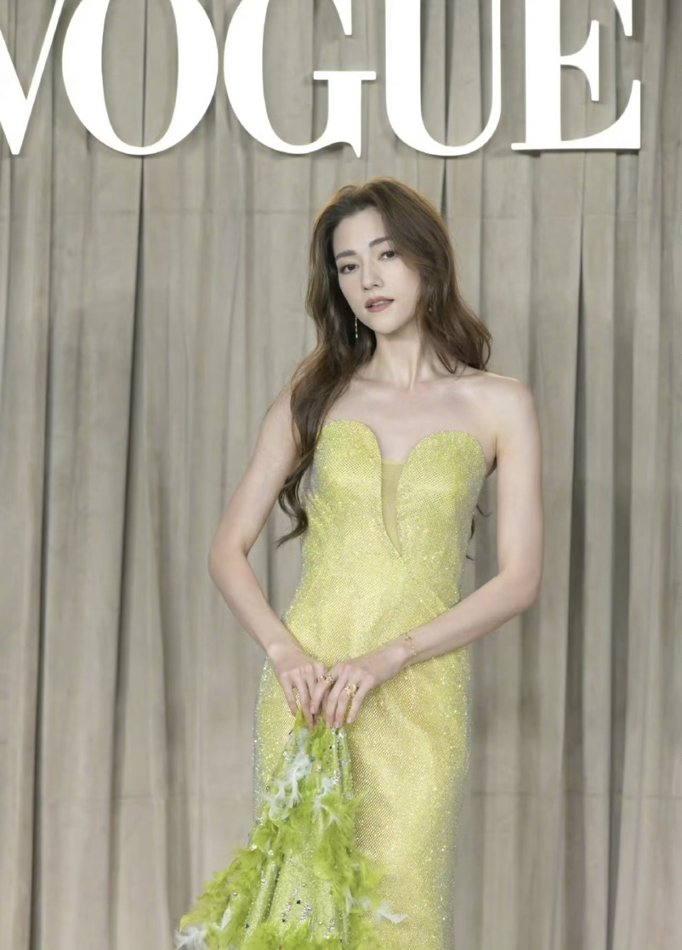 vogue红毯:娜然惊喜,倪妮稳定输出,古力娜扎惊艳全场_腾讯新闻