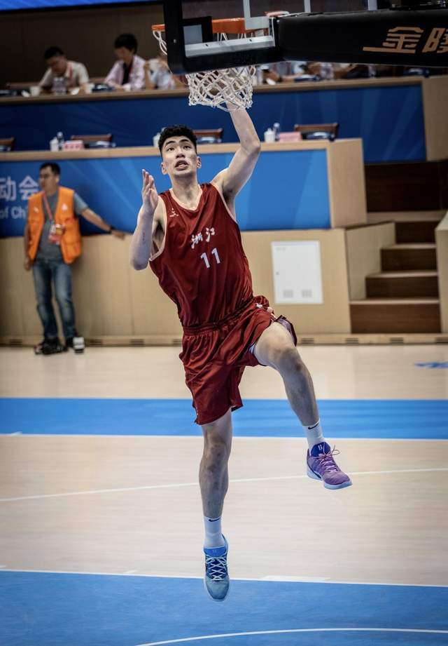 啥水平？余嘉豪西乙聯賽砍27分12板2帽 打到歐洲球迷高喊MVP - 