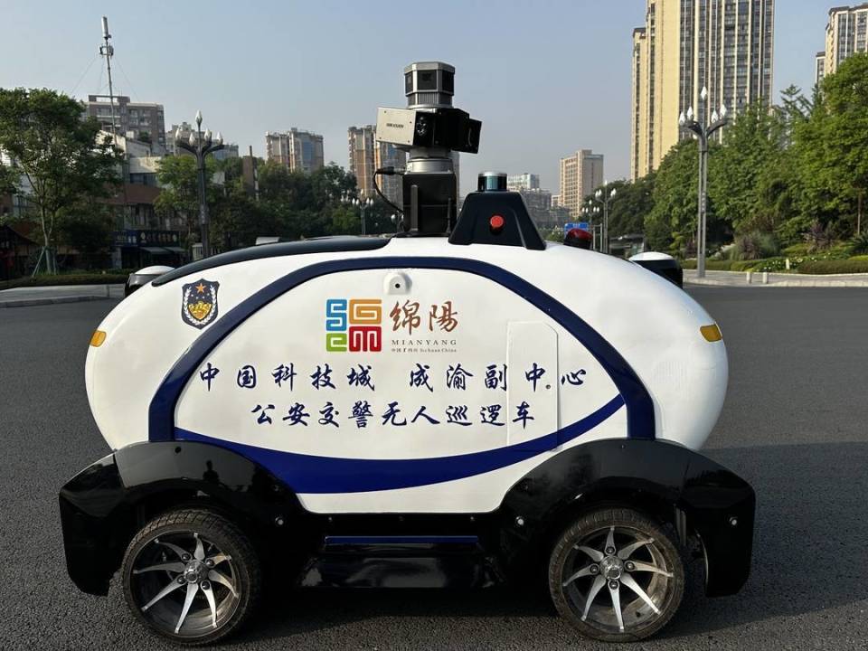 违章抓拍 监控路况信息 一键报警 四川绵阳首台公安交警无人巡逻车