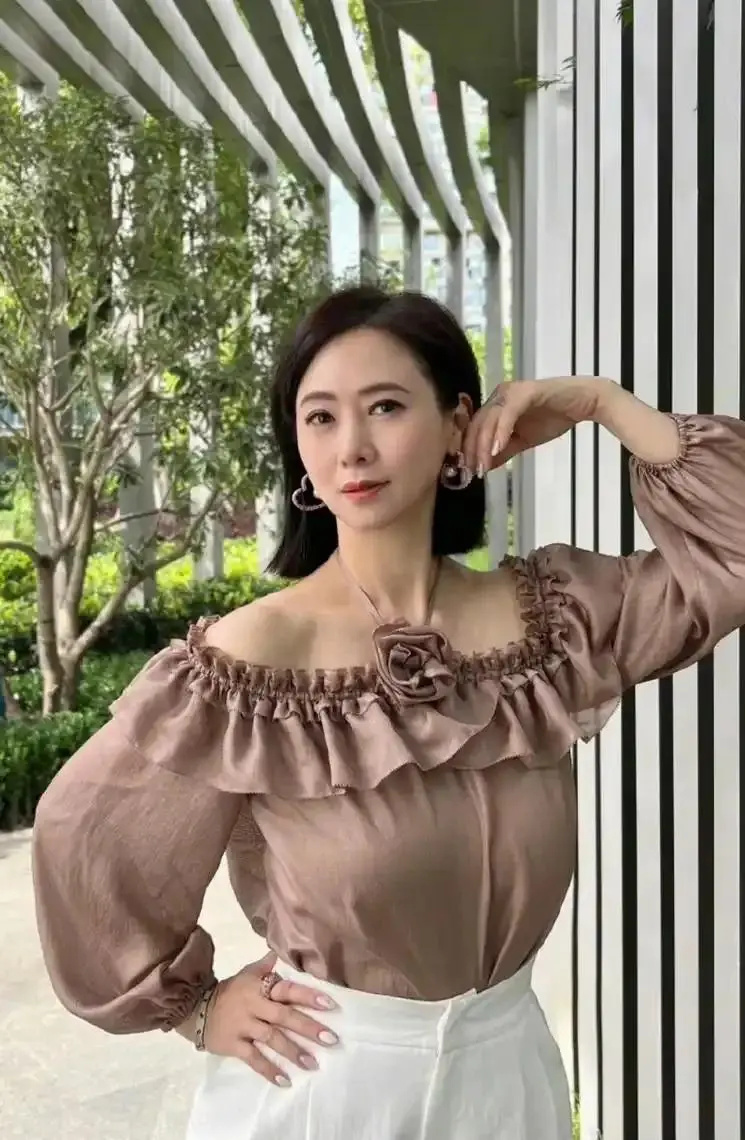 58岁翁虹比18岁女儿还美！丈夫女儿常年在国外，一家人都是高颜值-腾讯新闻