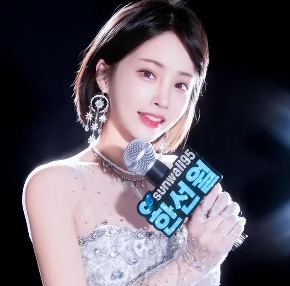 韩国32岁女模特被发现在家中身亡，韩网友却在争论她有没有丈夫-腾讯新闻