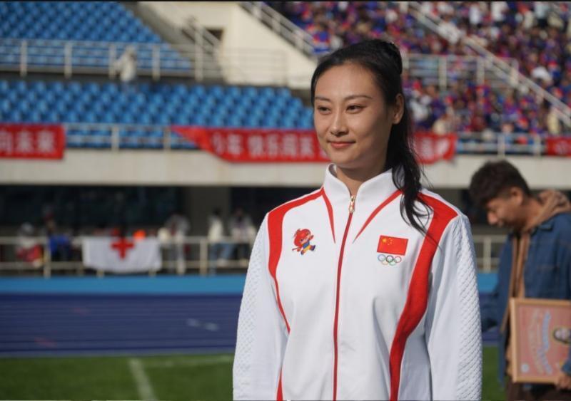 世界冠军李玲进校园演讲：跨越人生每一道“横杆”