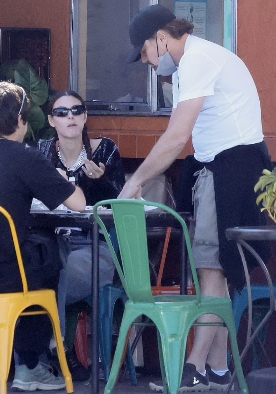 莱昂纳多与25岁新女友感情升温,互相投喂超恩爱,无名指戒指抢镜_腾讯