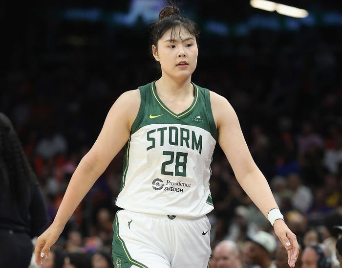 在WNBA艰难 “求生” 的小宝李月汝，为什么值得我们点赞？_腾讯新闻