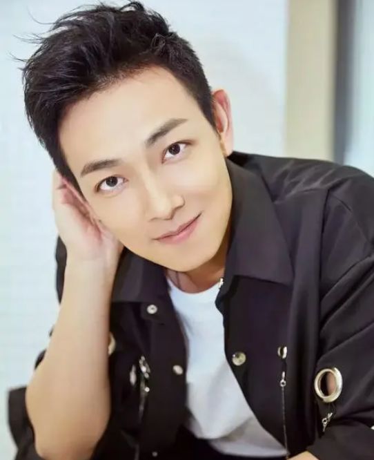 香港艺人梁烈唯:因爱国被网暴坚决不退缩,改名梁竞徽来大陆发展-腾讯