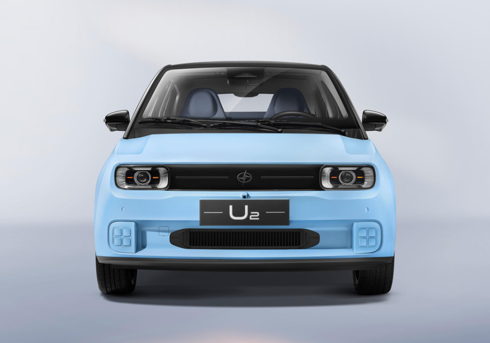 也是江南品牌的首款量产电动车型,定位于一款小型纯电动汽车,其