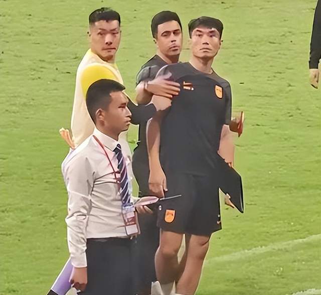 让球迷看见都多余,敢造次派国足中方助教郑智瞪死你!