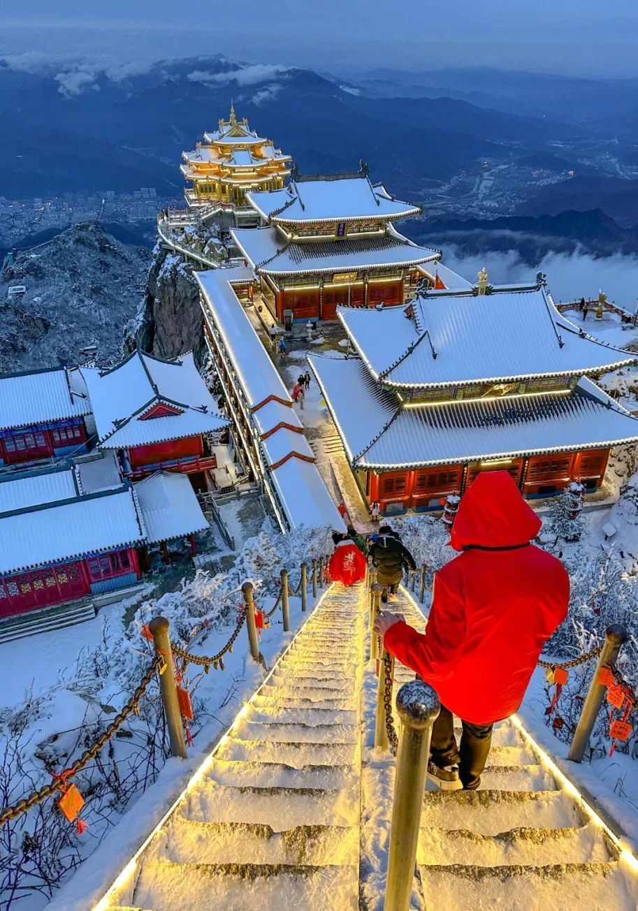这辈子总要带着心爱的人来老君山看一场雪吧~-腾讯新闻