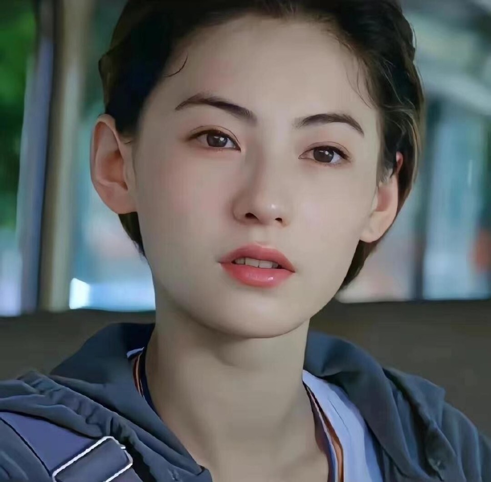 02张柏芝在港圈的名声不太好,郑佩佩曾在节目中点名批评她.