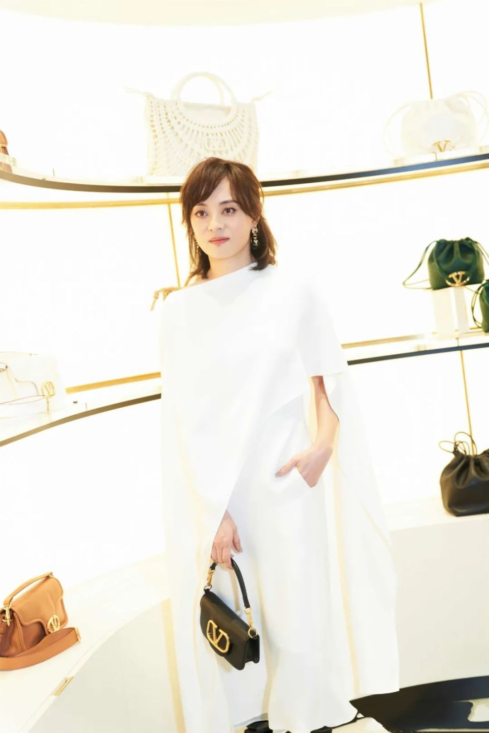 孙俪长发造型惊艳亮相,吊带裙尽显优雅气质,美回颜值巅峰