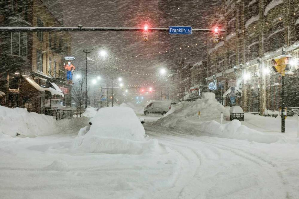 美国雪深火热纽约州遇急冻冰封水牛城路有冻死骨34人死亡