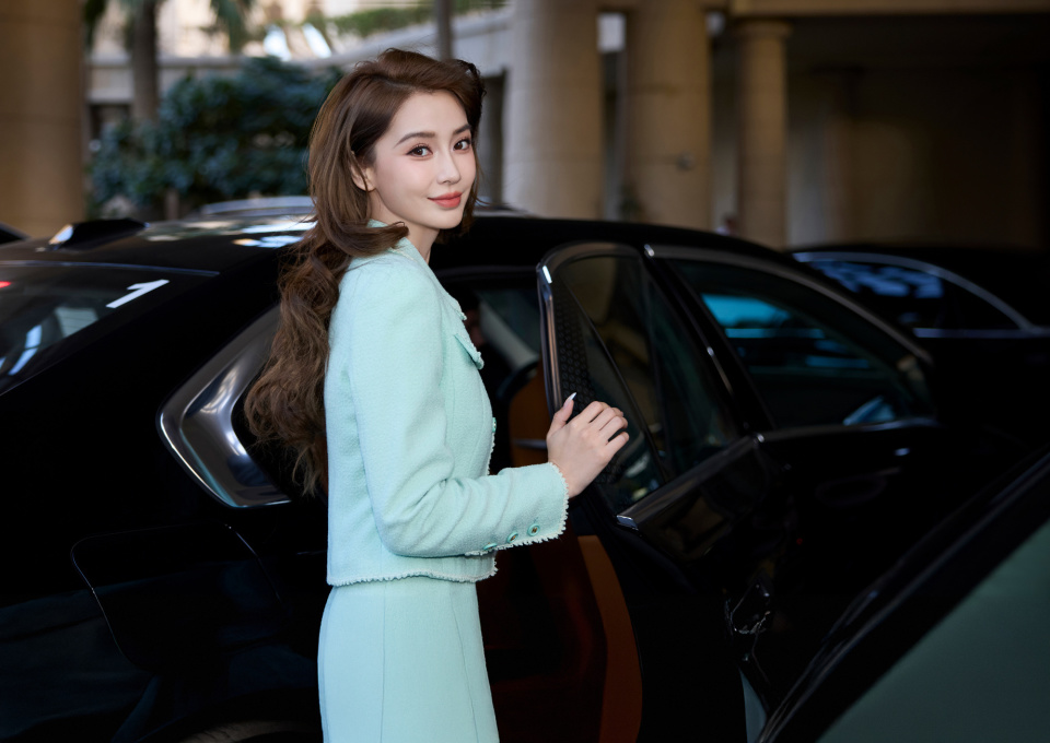 杨颖近照美上热搜，沙漠神女风造型太惊艳，35岁的状态真是绝了！_腾讯新闻