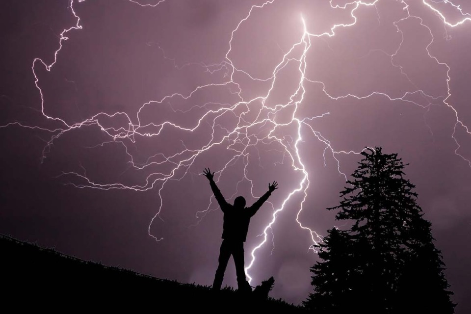 遭雷劈就必死无疑?多数人并不会死_腾讯新闻