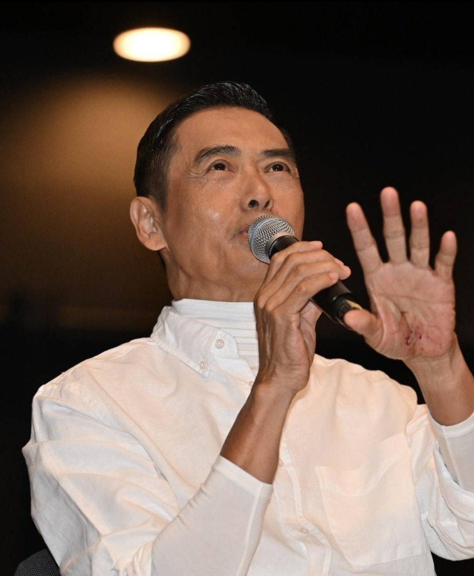 68岁影帝周润发遭遇意外肋骨骨裂呼吸都会痛双手多处割伤流血