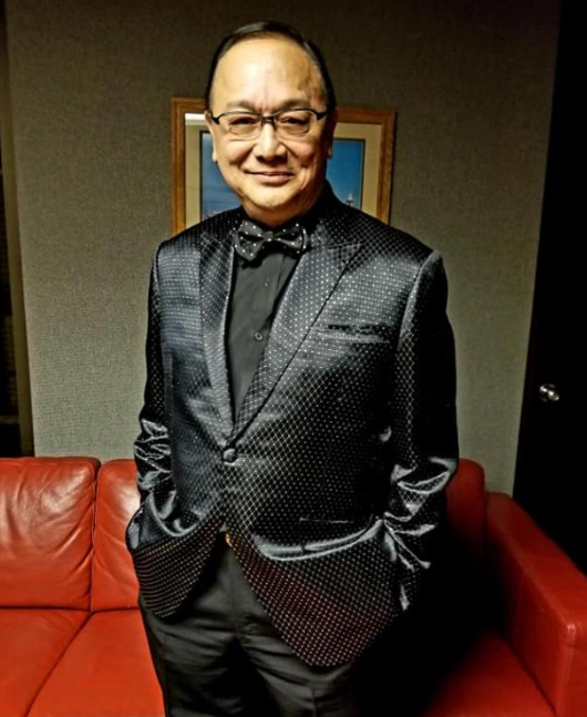 距今拍下超过280部电影,最出彩的角色当属在《整蛊专家》饰演药房店员