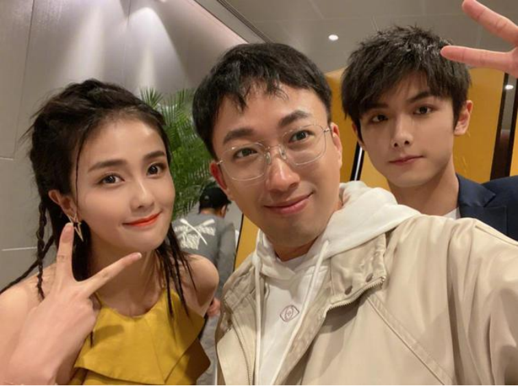 不只是导演,连带着旗下演员宋威龙,白鹿等等,一口气全签了下来.