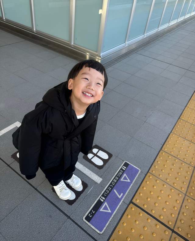 gai的儿子都这么大了,越长越像妈!