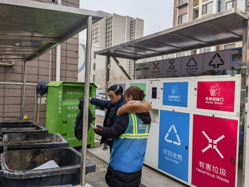 志愿者桶前值守宣传垃圾分类以点带面打造环保绿色社区