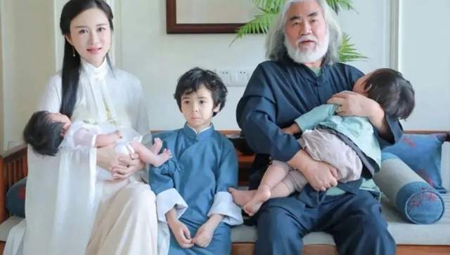 导演张纪中陪妻子杜星霖产检四胎孩子很健康听到胎心感动落泪