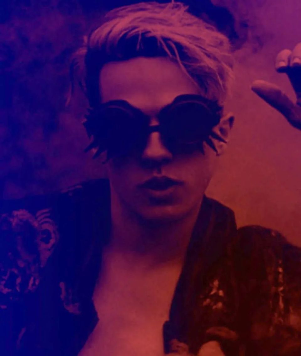 为韩娱出道，加拿大白人小哥照韩星硬核整容12次，最终命丧手术台-腾讯新闻