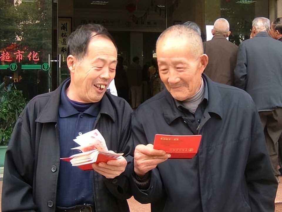 因此,应该继续完善社保体系,比如针对灵活就业人员,为了减轻其缴费