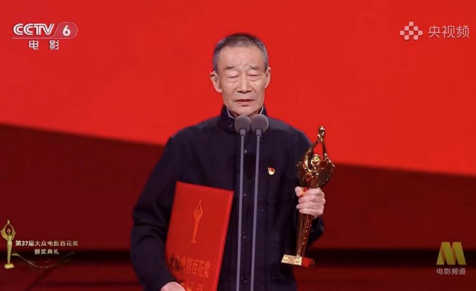 70岁李雪健凭借饰演姬昌勇夺双奖,人品见真章,拥抱每一个提名者