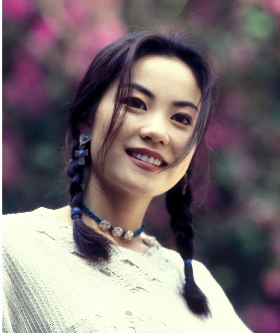 天后王菲离异两次不敢再婚,哥哥57岁仍单身,都是原生家庭惹的祸_腾讯