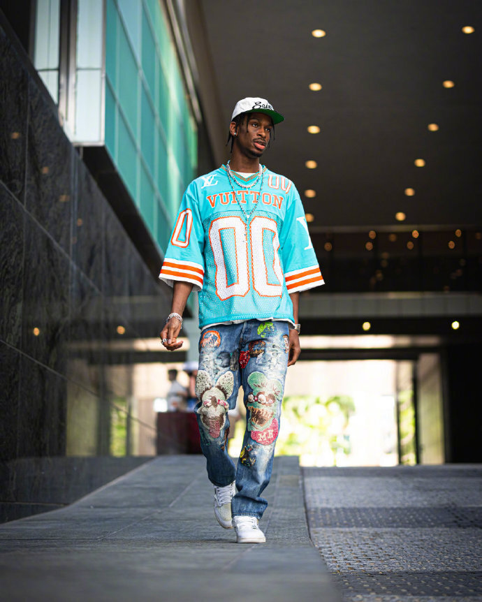 在评选中,亚历山大先后击败杰伦·布朗,库兹马,基迪,威少,成为nba最潮