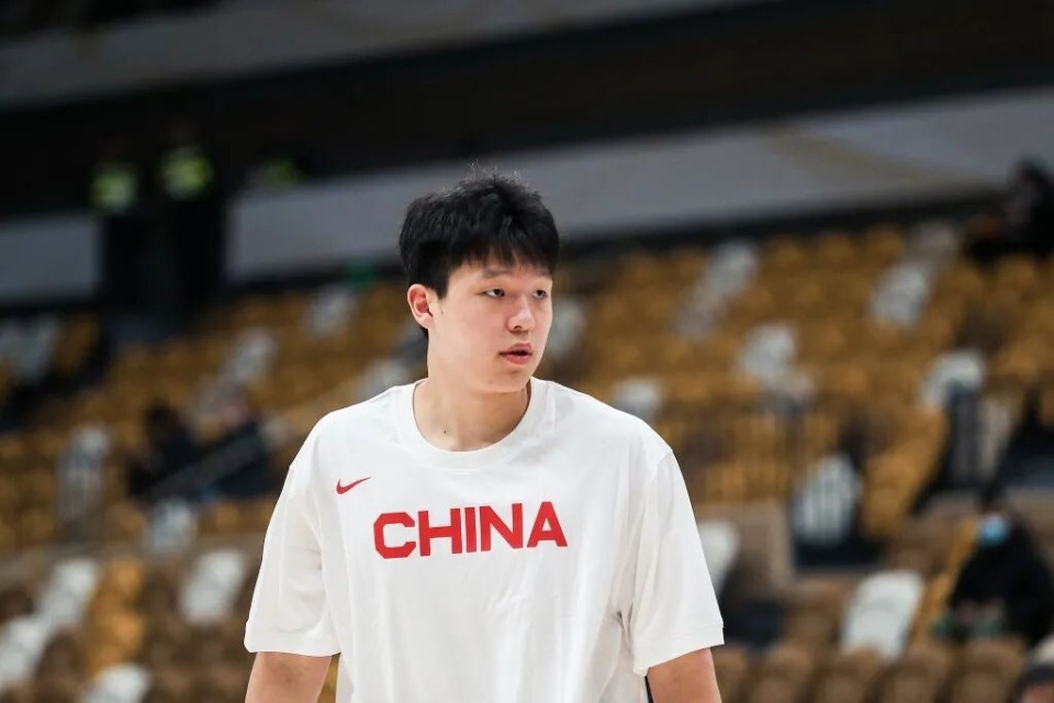 周琦受伤打乱计划，篮协临时变卦，或让杨瀚森打亚洲杯，值得吗？