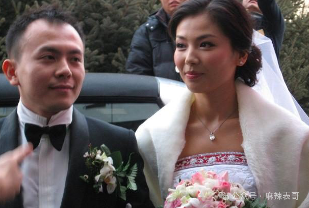 2008年,刘涛和王珂举办婚礼,秦海璐当伴娘