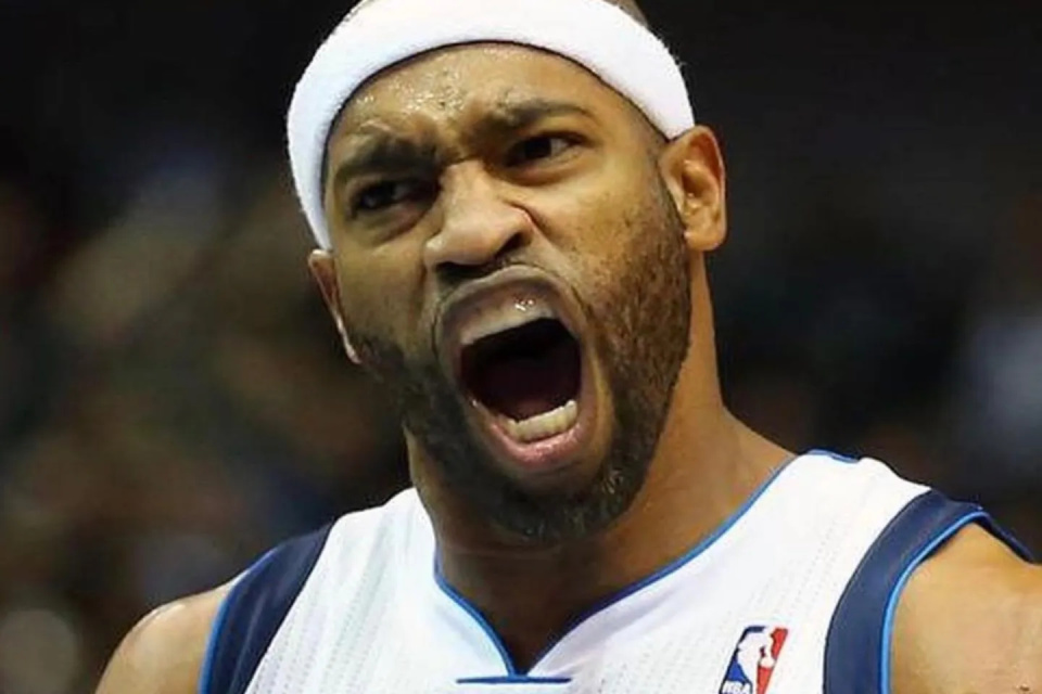 作为历史上第一个打四个时代篮球的球员猛龙准备退役卡特球衣