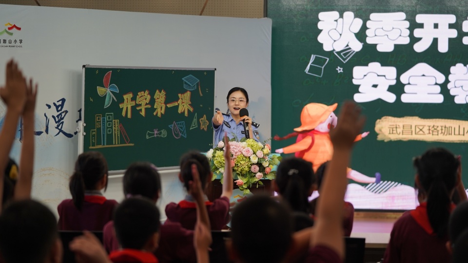 今年2月26日,在武汉初级中学八年级三班,来自武昌区公安分局梅苑