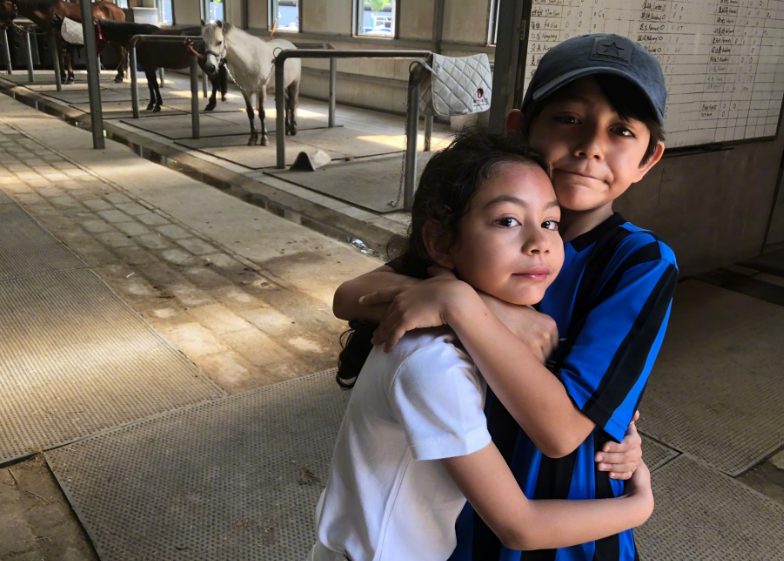 刘烨儿女近照曝光诺一霓娜不追求名牌打扮的像个村娃太过朴素