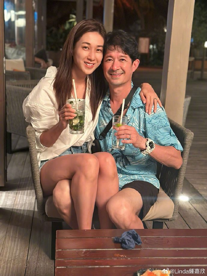 钟嘉欣夫妇游马尔代夫,jeremy背着爱妻好宠溺,结婚8年仍似热恋_腾讯