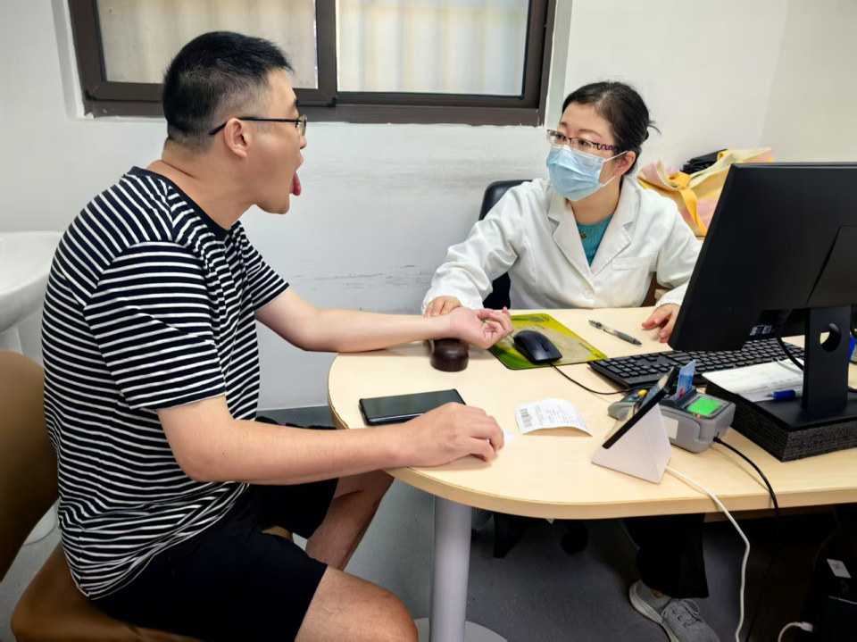 45 岁白领被怪病折磨十年，上热下寒症究竟咋回事？